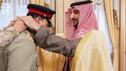 الأمير خالد بن سلمان يقلد المُشير عاصم منير وسام الملك عبدالعزيز من الدرجة الممتازة