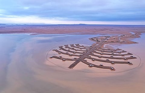 بتعاون بلدية القصب والمركز الوطني.. تحويل روضة العكرشية لمتنزه بري وبحيرة طبيعية وسط الصحراء