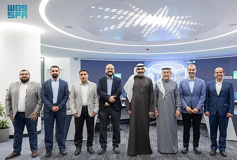السواحه يزور أرامكو ويطّلع على تقنياتها المتقدمة في الاتصالات والذكاء الاصطناعي