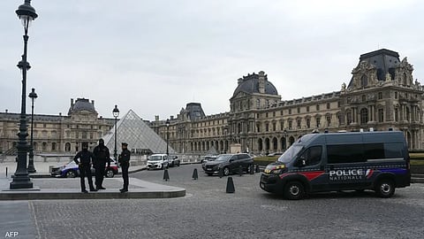 تفاصيل "صادمة" تكشف خفايا سرقة مجوهرات متحف اللوفر في باريس