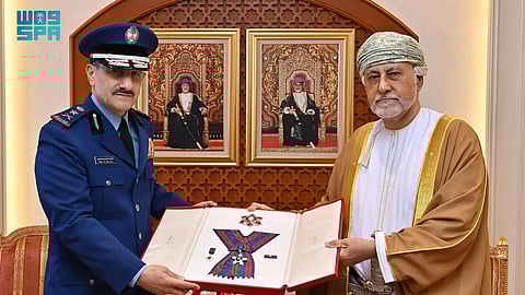 سُلطان عُمان يمنح قائد القوات الجوية الملكية السعودية وسام عُمان العسكري