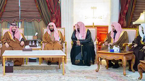 نائب أمير تبوك يعزي أسرة الخريصي في وفاة وكيل الإمارة السابق