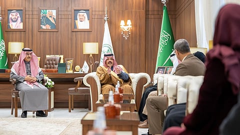 أمير حائل يشيد بدعم القيادة للقطاع الصحي خلال زيارة وفد "الصحة العالمية" لتقييم المدينة