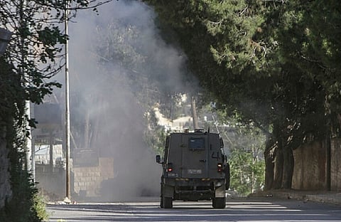 الجيش الإسرائيلي يطلق قنابل دخانية على نساء وأطفال بالقنيطرة