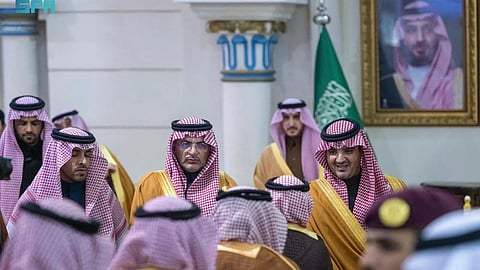 الأمير عبدالعزيز بن سعود يلتقي أهالي الجوف وينقل لهم تحيات القيادة