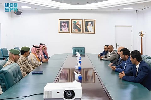 السفير آل جابر يثمن جهود فريق مفاوضات المحتجزين ويؤكد دعم المملكة للإفراج الكامل