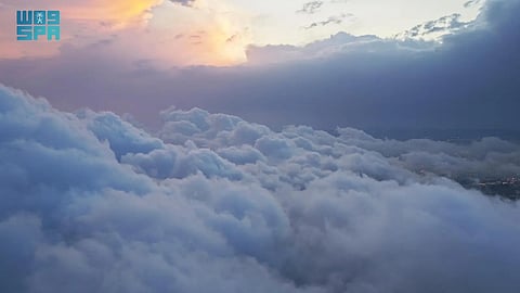 السحب تزيّن سماء عسير وتُبرز سحر الشتاء في المرتفعات