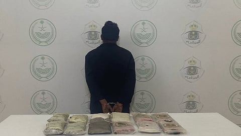 دوريات الأمن بجازان تضبط 12 كيلوجرامًا من الحشيش وتطيح بمروج للمخدرات