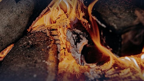 الدفاع المدني يحذر من "5 مخاطر قاتلة" لاستخدام الفحم والحطب داخل المنازل