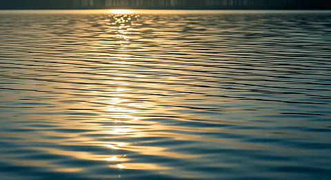 الخضيري: انعكاس الشمس من سطح الماء يضاعف خطر الأشعة فوق البنفسجية ويهدد الجلد بنسبة 50%