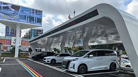 الصين تفرض أول حد إلزامي عالمي لاستهلاك الطاقة في السيارات الكهربائية بدءًا من 2026