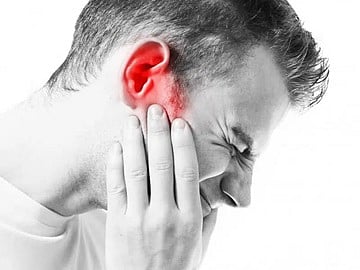 نزلة برد أم إنذار بالخطر؟.. دليلك للتمييز بين ألم الأذن العابر والالتهاب الحاد