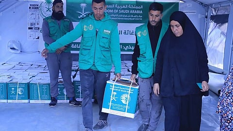 مركز الملك سلمان يوزع سلالًا غذائية في "جباليا" شمال غزة ضمن الحملة السعودية