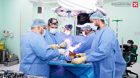 جراحة دقيقة بمستشفى الدكتور سليمان الحبيب بالمحمدية تنهي معاناة "بريطاني" مع تضخم الوريد المأبضي