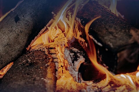 "الدفاع المدني" يحذر من إشعال الفحم والحطب داخل المنازل ويصدر إرشادات وقائية