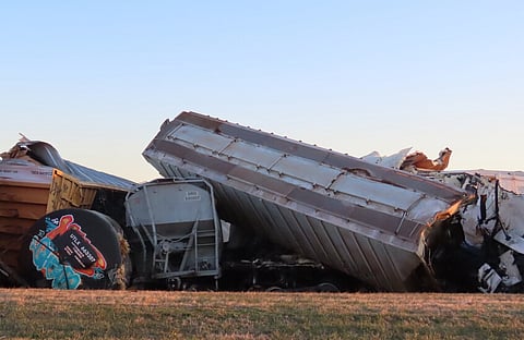 شاهد .. تسرب مواد كيميائية وحريق بعد خروج قطار عن سكته في "كنتاكي الأمريكية"