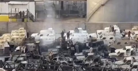 مشاهد تظهر آثار احتراق العتاد وكميات الأسلحة الإماراتية المهربة عبر ميناء المكلا بعد الضربة السعودية