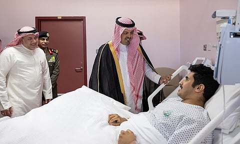 نائب أمير مكة يطمئن على الجندي "ريان آل أحمد" المصاب في حادثة الحرم