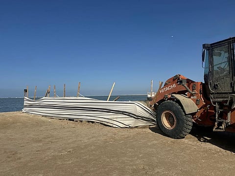 بلدية ذهبان تزيل 23 مخيمًا مخالفًا بمساحة 942 م2 على شاطئ خليج الملك سلمان