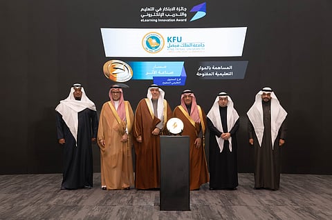 جامعة الملك فيصل تُتوَّج بجائزة الابتكار في التعليم والتدريب الإلكتروني ضمن مسار صناعة الأثر لعام 2025