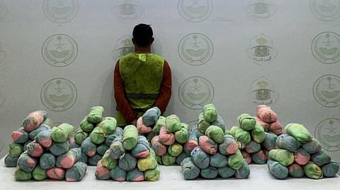 القنفذة.. دوريات الأمن تقبض على مقيم لترويجه 26 كيلوجرامًا من نبات القات المخدر