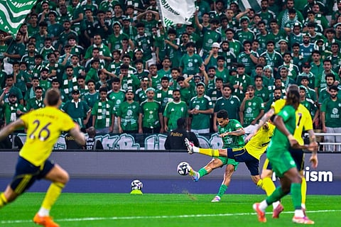 في مباراة دراماتيكية.. الأهلي يعرقل النصر ويلحق به الهزيمة الأولى في دوري روشن