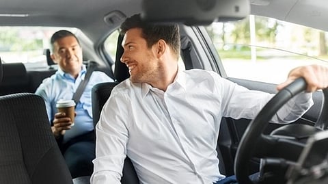 دراسة تحذر: التحدث أثناء القيادة يبطئ استجابة عين السائق للطريق فتقع الحوادث