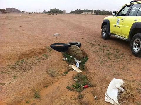 "مدني حائل" يردم بئراً ارتوازياً تحيطها مخيمات للرحلات البرية