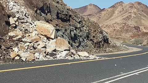 صخور متساقطة على طريق "البيضاء- مكة- يلملم" عقب السيول