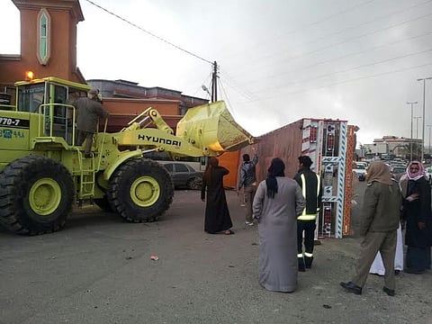 انقلاب شاحنة ببلجرشي يصيب قائدها ويُسقط عمود كهرباء