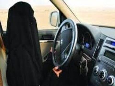 ضبط أربعينية تقود سيارة في "شوارع عرعر"