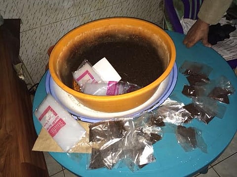 ضبط "سوداني" يصنع "الشمة" ويبيعها في "بوفيه" بالطائف