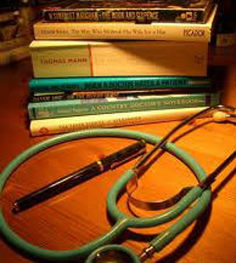 طالبة طب سعودية تقترح تدريس الطب باللغة العربية