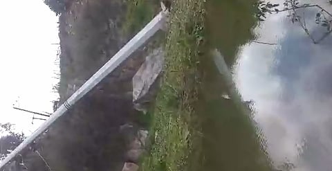 بالفيديو.. السيول تطيح بعمود كهرباء للضغط العالي بالباحة