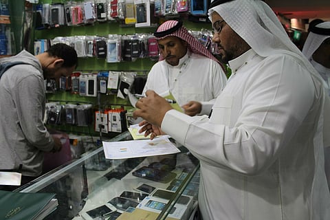 بالصور.. "سبق" ترافق مكتب العمل في حملة على محال الجوالات بمكة