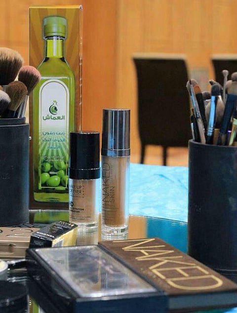 خبيرة تجميل تقدم دورة عن فوائد زيت الزيتون للبشرة