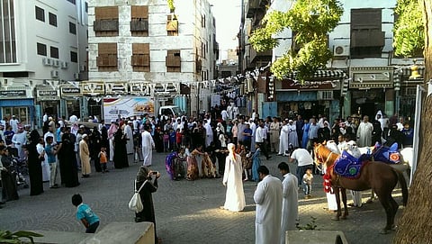 مشعل بن ماجد يزور مقر مهرجان جدة التاريخية