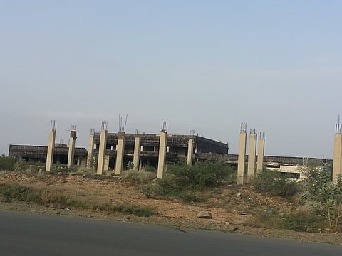 مستشفى الـ33 مليون بـ"عارضة جازان" يتحول لمأوى للكلاب الضالة