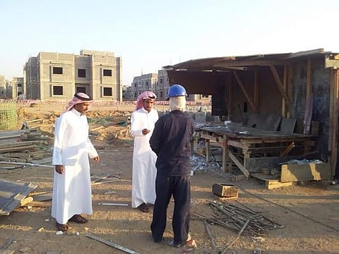 بالصور.. مكتب العمل بينبع يضبط مخالفات في منشآت وأسواق تجارية