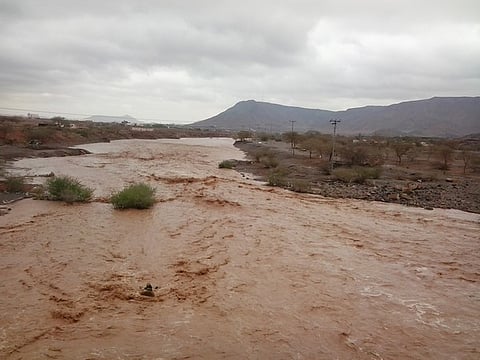وفاة "أربعيني" و150 بلاغاً عن احتجاز مركبات بسبب السيول بالمدينة