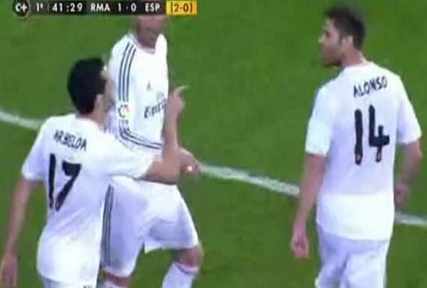 بالفيديو.. مشادة كلامية كادت تتطور لاشتباك بالأيدي بين ألونسو وأربيلوا