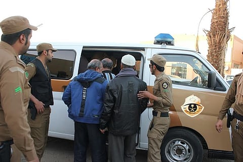 شرطة تبوك تدعو المواطنين للتعاون معها ضد مخالفي الإقامة والعمل