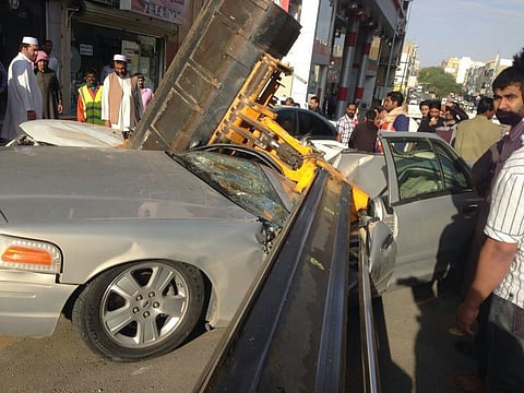 رافعة تشطر مركبة مواطن نصفين في بريدة