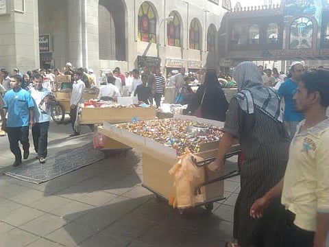 الباعة الجائلون يعوقون الحركة بـ"مركزية المدينة"