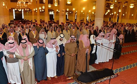 أمير الرياض يؤدي صلاة الميت على منيرة بنت جلوي