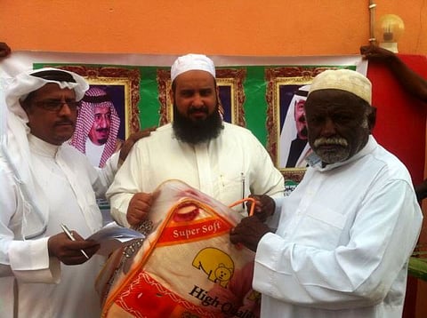 "إغاثة الحرث" يوزع 100 سلة غذائية و400 بطانية للفقراء والأيتام