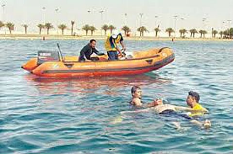 حرس الحدود في جدة ينقذ طفلاً ورجلاً وينتشل جثة ثالث