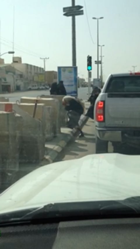 بالفيديو.. "المتسولون" يغزون شوارع "وادي الدواسر"