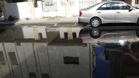 المياه تغرق شارعاً في روضة جدة وتعيق حركة المرور