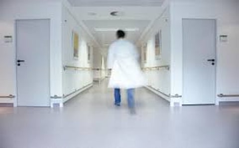 ذوو مواطن يطالبون بنقله بالإخلاء الطبي لتخصصي بـ"الرياض"